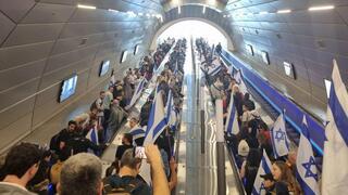 עומס מפגינים בתחנת הרכבת בירושלים