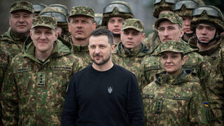 נשיא אוקראינה זלנסקי עם חיילים בקייב 24 במרץ מלחמה מול רוסיה