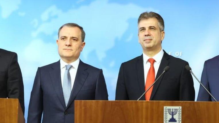 שר החוץ אלי כהן, עם שר החוץ האזרבייג'ני ג'ייהון ביירמוב בהצהרה לתקשורת