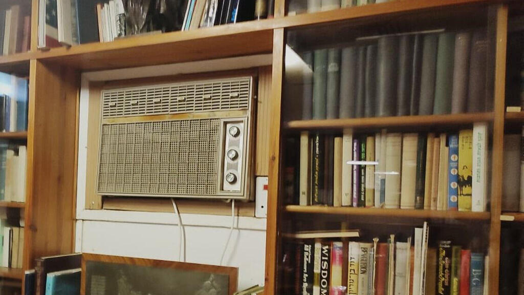 Отремонтированный кондиционер в доме Бен-Гуриона (Фото: пресс-служба дома-музея в Сде-Бокер) אנשי תחזוקה הגיעו לתקן את המזגנים בני ה60 בצריף בן גוריון