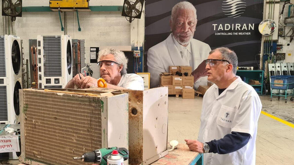 Починка кондиционера (Фото: пресс-служба) אנשי תחזוקה הגיעו לתקן את המזגנים בני ה60 בצריף בן גוריון