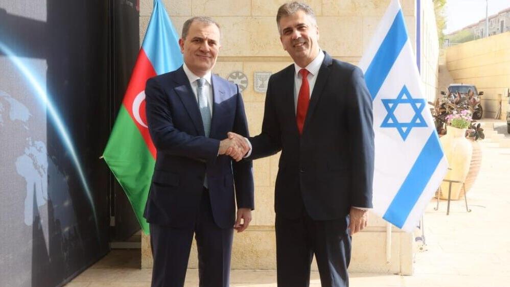 שר החוץ אלי כהן, עם שר החוץ האזרבייג'ני ג'ייהון ביירמוב בהצהרה לתקשורת