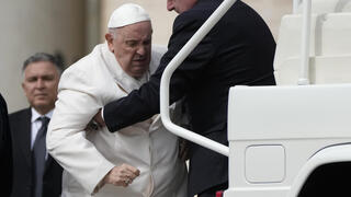 האפיפיור אפיפיור פרנסיסקוס מועבר מכיסא גלגלים לרכב בתום הופעה ציבורית ב כיכר פטרוס הקדוש ב ותיקן הוותיקן שעות לפני שאושפז