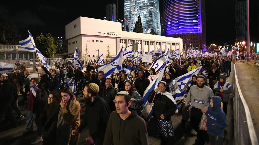 מפגינים בעד ההפיכה המשפטית חוסמים את צומת עזריאלי, תל אביב