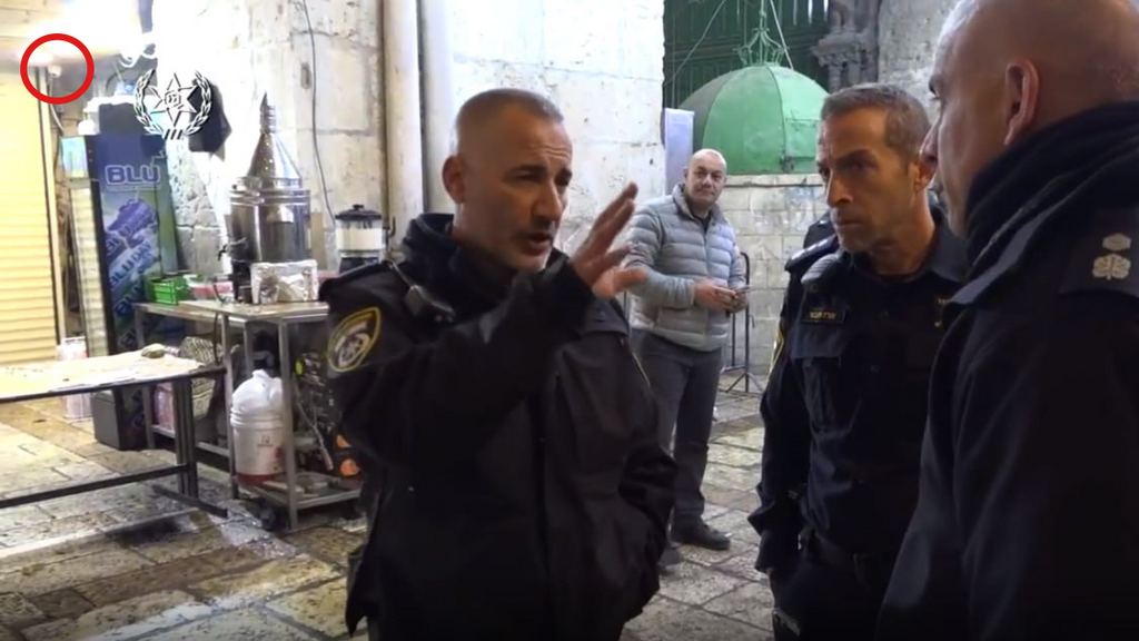 Камера позади полицйеских (Фото: полиция) מצלמות אבטחה בשער השלשלת בירושלים מתיעוד שהעלתה המשטרה לאחר הפיגוע