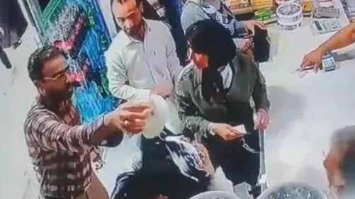 צווי מעצר ב איראן גבר שפך יוגורט על נשים ללא כיסוי ראש