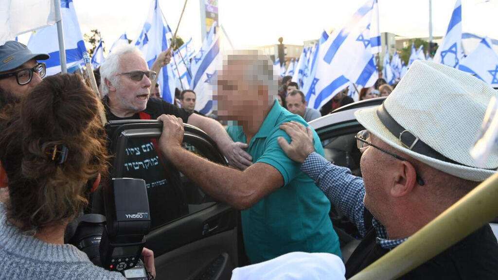 עימותים בין נהג למפגינים בעקבות חסימת צומת כרכור