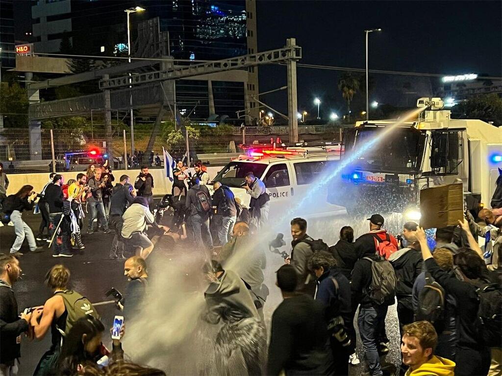 Police deploy water cannons to disperse anti-judicial reform protesters obstructing roads in Tel Aviv (Photo: Uri Kislev) הפגנה נגד המהפכה המשפטית, תל אביב