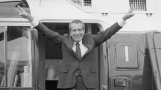 ריצ'רד ניקסון מנופף לקהל ליד המסוק שלו לאחר שהתפטר ב-1974