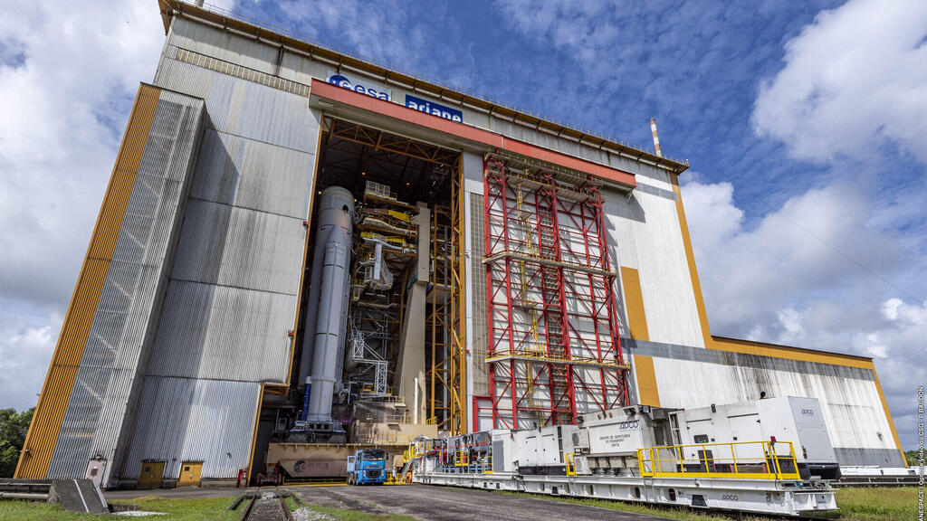 Airane 5 rocket for the Juice launch being transferred to final assembly 