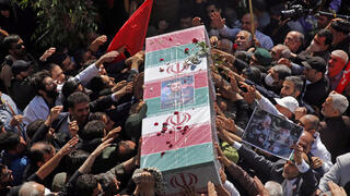 מוגני במהלך טקס הלוויה של שני חברי משמרות המהפכה ש נהרגו ב סוריה