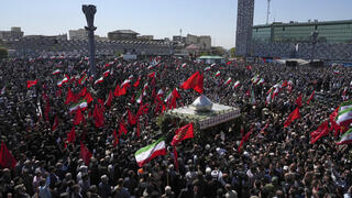 הלוייתם של אנשי משמרות המפכה שנהרגו בתקיפה בסוריה