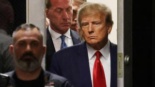 נשיא ארה"ב לשעבר דונלד טראמפ פנים עגומות יוצא מ מתן טביעות אצבעות כתב אישום בית משפט