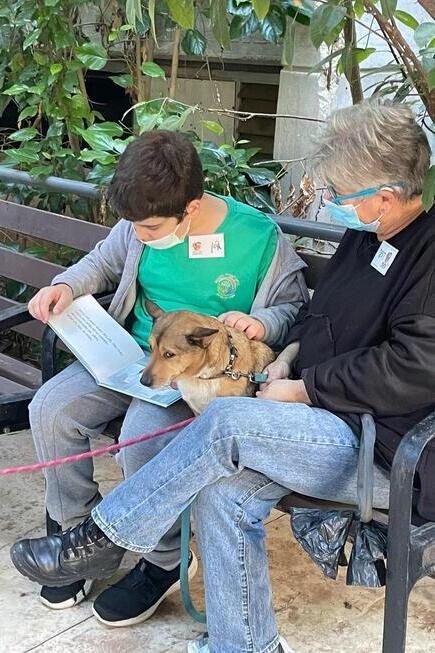 Читают вместе: собаки и ученик (Фото: муниципалитет Раананы) Участники проекта "Кильвави"