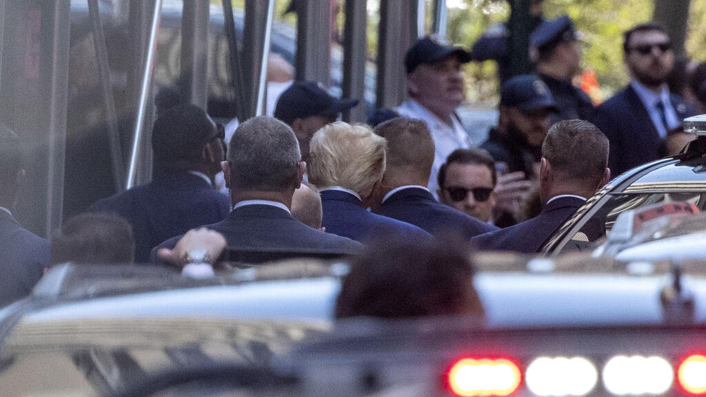 Трамп по дороге к прокурору (Фото: EPA) נשיא ארה"ב לשעבר דונלד טראמפ מגיע ל בית המשפט