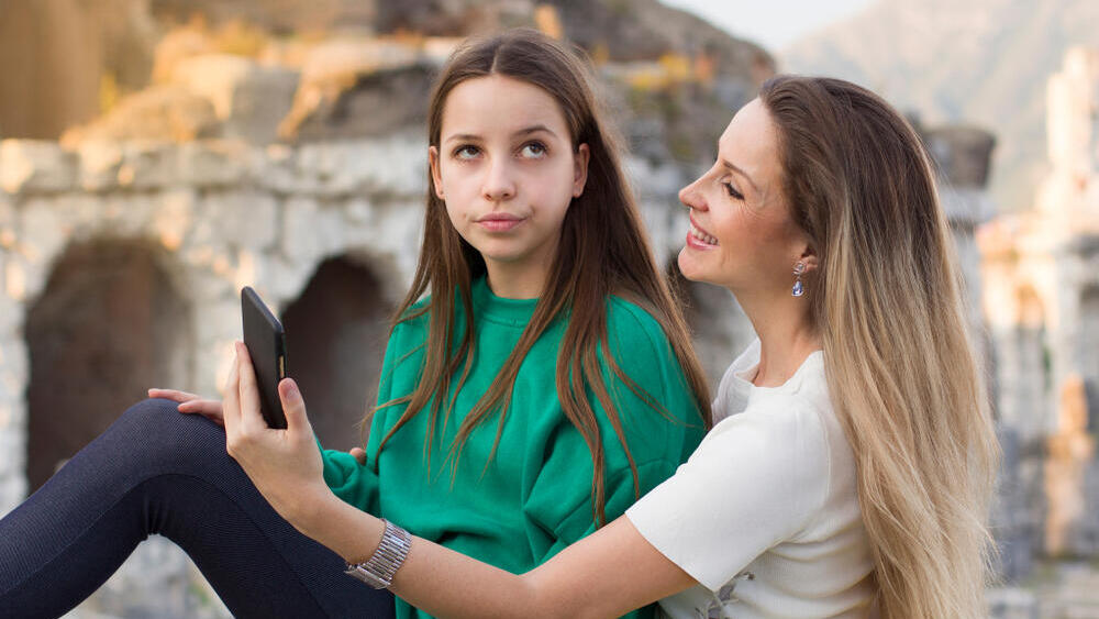 "Говорю ей не снимать, а она продолжает", иллюстрация (Фото: Shtterstock) ל