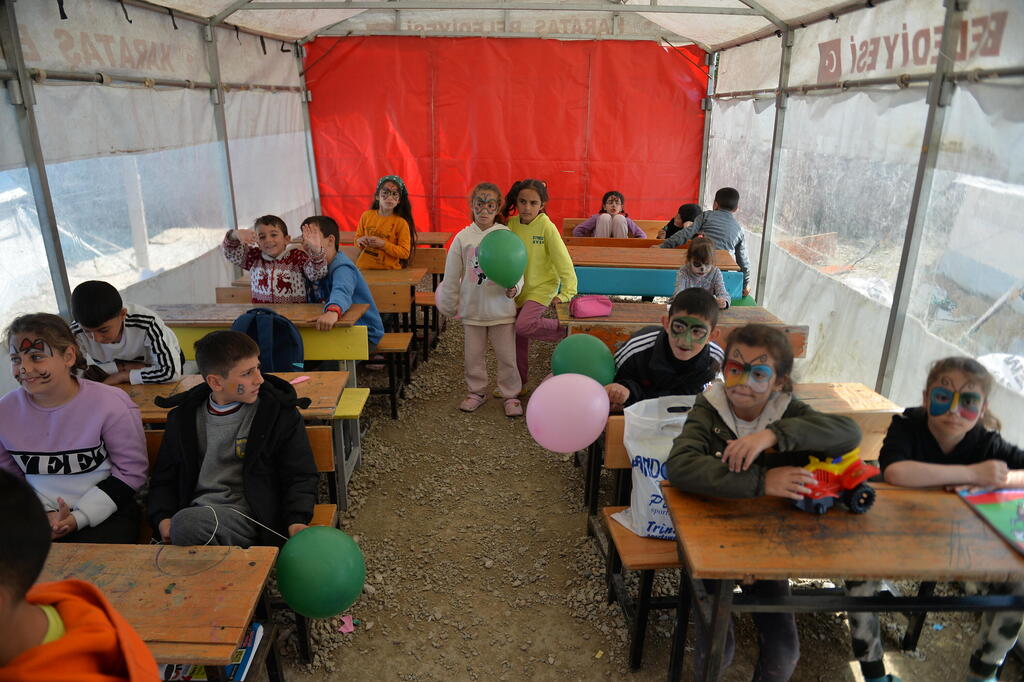 כיתת לימוד לילדי פליטים סורים במחוז אדנה. SmartAid סיפק גישה לאינטרנט, כדי שילדים ומורים יוכלו לגשת למערכת של משרד החינוך הטורקי