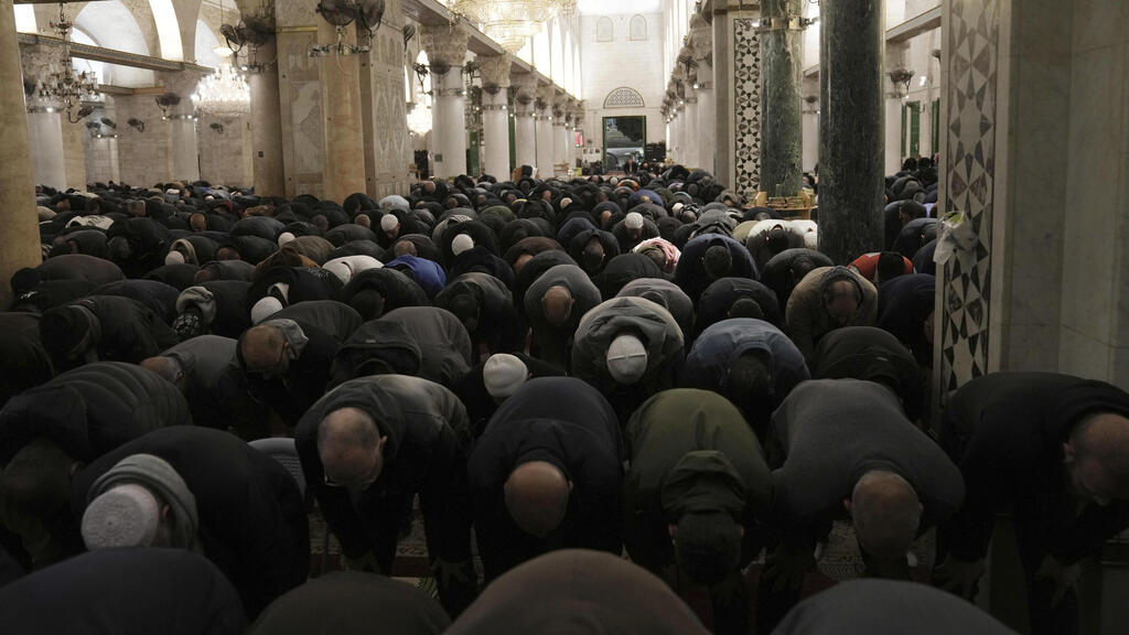 מתפללים במסגד, הבוקר