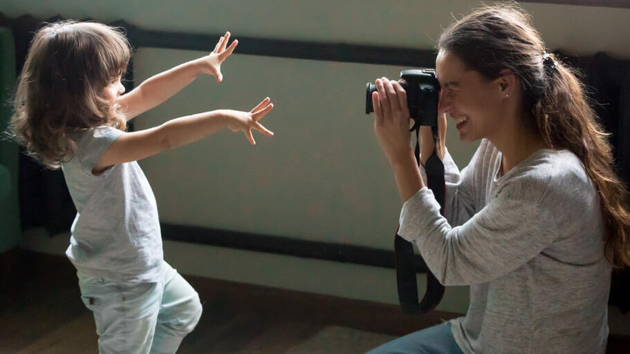 Подросшие дети могут стесняться фото, выложенных их родителями (Фото: Shtterstock) ל