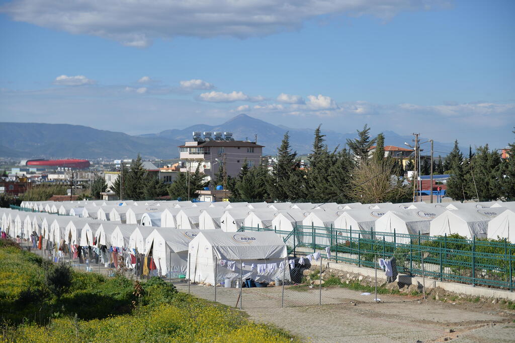 מחנה פליטים אחד מיני רבים. האוהלים הוקמו בידי אפאד AFAD זרוע החירום של ממשלת טורקיה