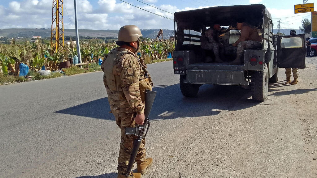 חיילים לבנונים מסיירים באיזור שממנו שוגרו הטילים