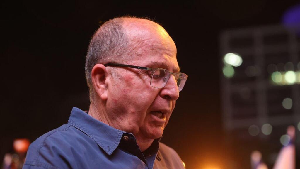 משה בוגי יעלון בהפגנה נגד הרפורמה המשפטית ברחוב קפלן בתל אביב