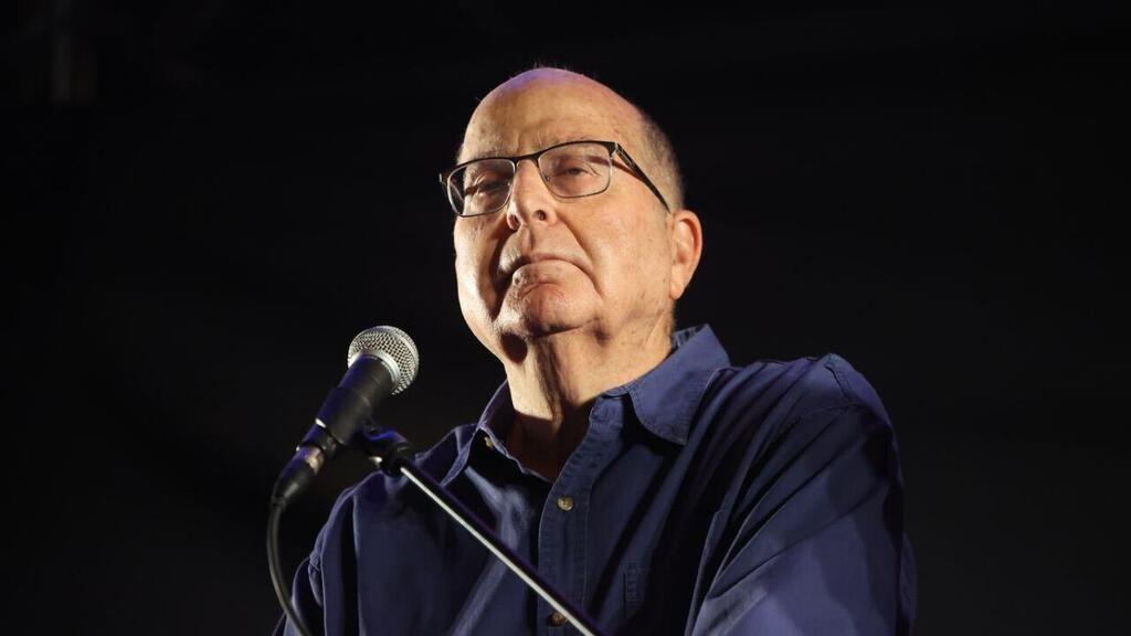 משה בוגי יעלון בהפגנה נגד הרפורמה המשפטית ברחוב קפלן בתל אביב