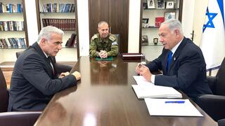 ראש הממשלה בנימין נתניהו נפגש בקרייה בתל אביב לעדכון ביטחוני עם יו״ר האופוזיציה יאיר לפיד
