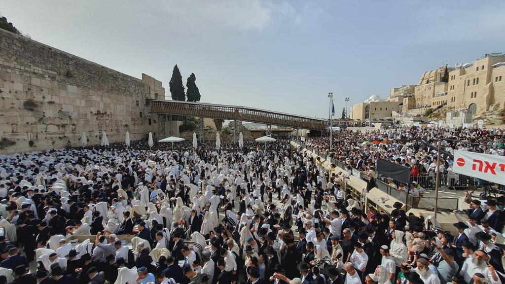 Thousands at Birkat Kohanim at the Western Wall
