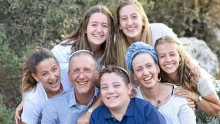 מאיה ורינה די שנרצחו בפיגוע בצומת חמרה ומשפחתם