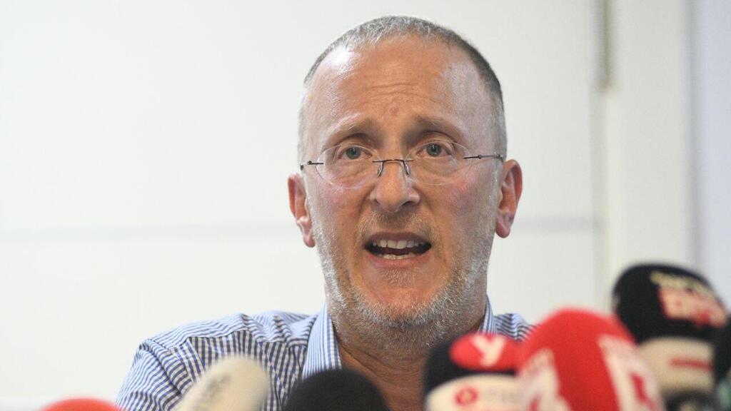 ליאו די במסיבת עיתונאים באפרת