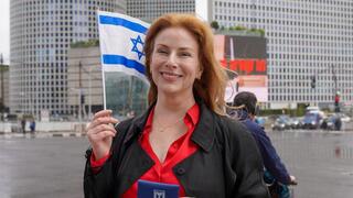 Actress Diane Neal seen with her new Israeli ID card in Tel Aviv 