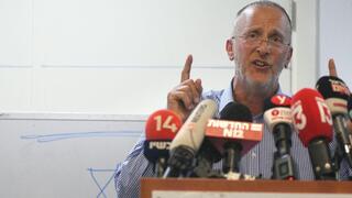 ליאו די במסיבת עיתונאים באפרת