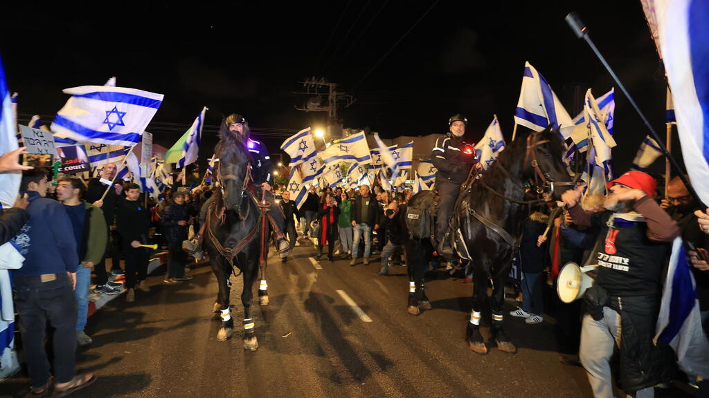 מפגינים בעד ונגד המהפכה המשפטית מחוץ לאירוע המימונה שמשתתף בו בנימין נתניהו ראש הממשלה בחדרה