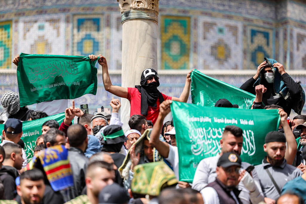 Palestinian worshippers during Ramadan at the al Aqsa mosque compound 