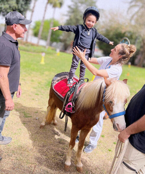 Габриэль на терапии с помощью пони (Фото: из частного альбома, для mynet ) Габриэль