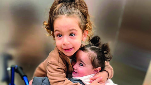 Габриэль (слева) с младшей сестричкой (Фото: из частного альбома, для mynet ) Габриэль