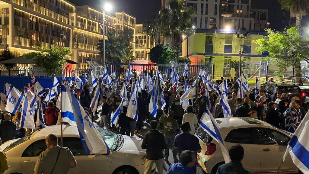 Возле участка полиции в Глилот תיעוד מחוץ לתחנת משטרת גלילות בה עצור מפגין נגד ההפיכה המשפטית