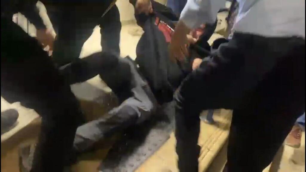 Беспорядки у участка "Глилот" תיעוד מחוץ לתחנת משטרת גלילות בה עצור מפגין נגד ההפיכה המשפטית