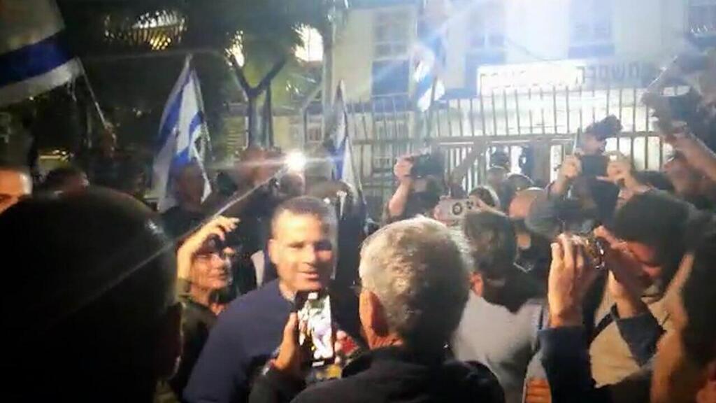 Освоождение задержанного активиста (Фото: Шира Равинай) שוחרר המפגין שנעצר במחאות נגד ההפיכה המשפטית בהרצליה