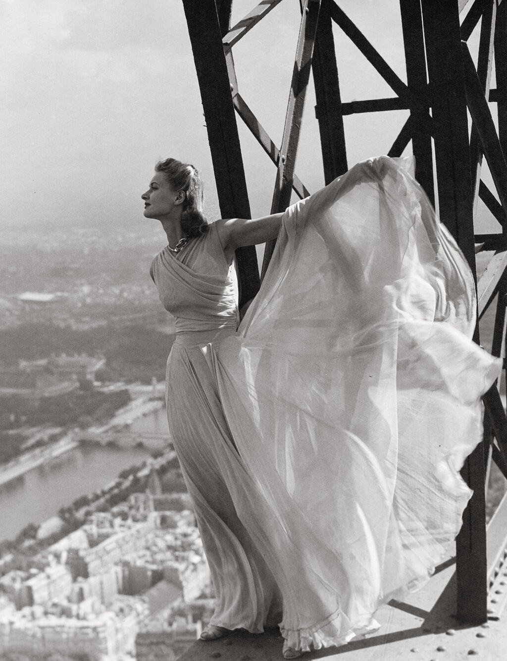 Lisa Fonssagrives sur la tour Eiffel, Paris 1939