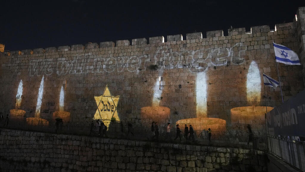 נרות זיכרון מוקרנים על חומות העיר העתיקה בירושלים