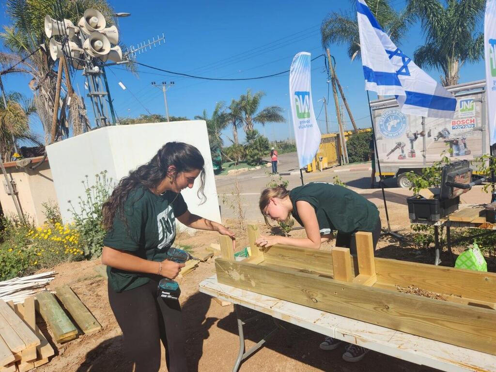 Volunteers help renovate homes of Holocaust survivors living near Gaza Strip 