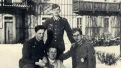 וולטר דיר (משמאל) וחברים מהוורמאכט בבית חולים צבאי לאחר פציעתו במלחמת העולם השנייה, ינואר 1945