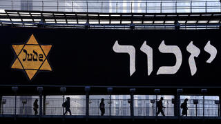 שלט "יזכור" ברמת גן, ביום הזיכרון לשואה ולגבורה