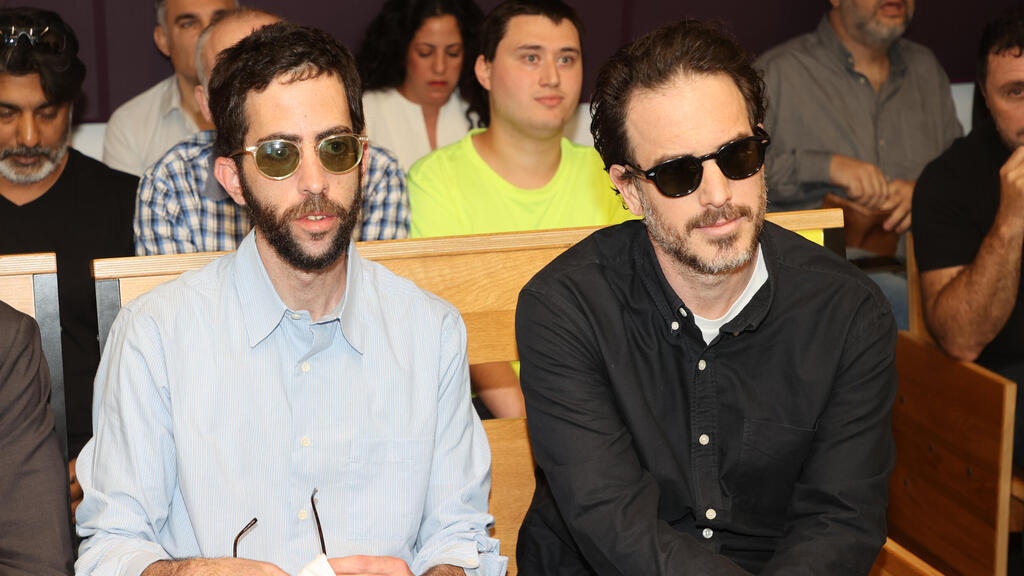 Ари Пинес и Йотам Гендельман в суде (Фото: Ярив Кац) ארי פינס ויותם גנדלמן יוצרי צל של אמת