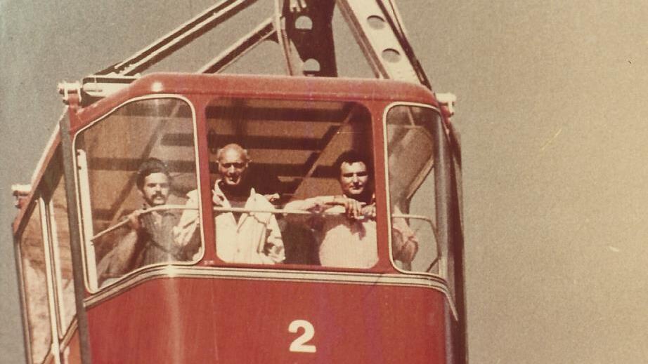 נוסעים ברכבל הישן במצדה, 1971