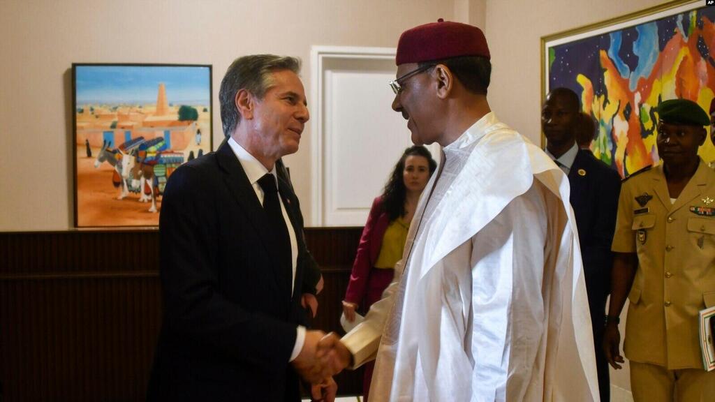 U.S. Secretary of State Antony Blinken, left, shakes hands with Nigerien President Mohamed Bazoum during their meeting at the presidential palace in Niamey, Niger, Thursday, March 16, 2023 