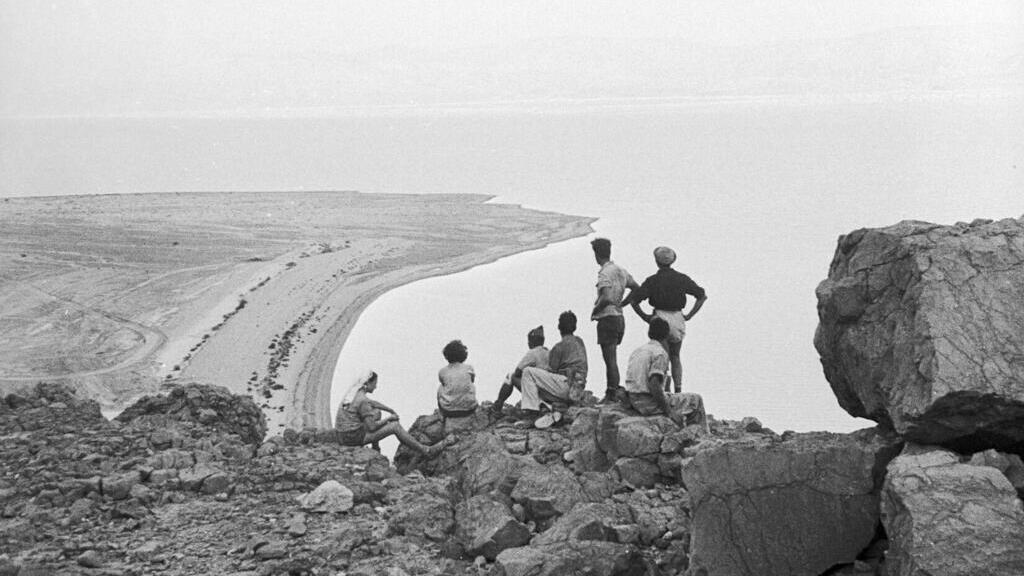 תצפית על ים המלח ממצוק ההעתקים, 1954
