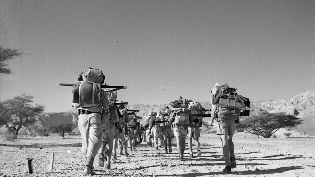 צועדים במדבר יהודה, בדרך לנחל פרצים, 1954